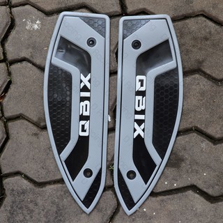 พื้นสีดำตัดเท้า ขอบสีเทา ปูพื้น แผ่นรองเท้า q bix ที่วางเท้า Q BIX