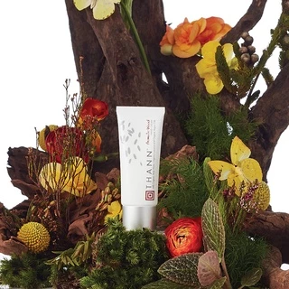 THANN Aromatic Wood Hand Cream 40 g. คืนความเนียนนุ่มให้ผิว พร้อมเติมความมีชีวิตชีวา สูตรเข้มข้น