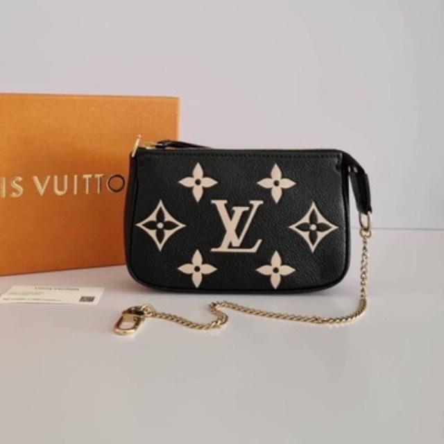 (ผ่อน0%) กระเป๋าคล้องมือ New Louis Vuitton LV MINI POCHETTE ACCESSOIRES สีดำ ลายโมโนแกรมสีขาว