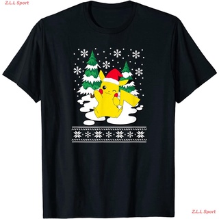 🎅 เสื้อยืดคอกลมโปเกมอน พิคาชู เสื้อยืดพิมพ์ลายการ์ตูน Pokemon Christmas Merry Pika T-Shirt เสื้อยืดผู้ เสื้อยืดผู้หญิง