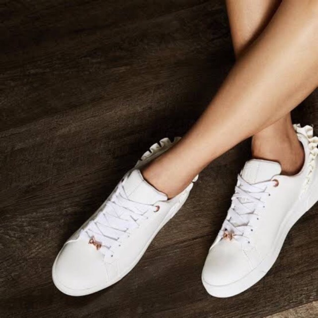 Ted Baker รองเท้า sneaker สีขาว ใหม่ป้ายครบ ไซส์ 38 ใหม่ ราคาเต็ม 7,390฿ ไม่ผ่านการใช้งาน กล่องครบ