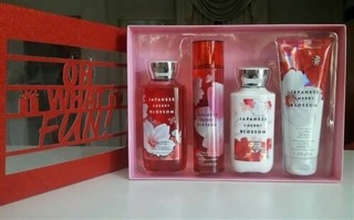 Victoria secret  Bath &amp; Body Works Signature Collection Gift Set Box แท้ เหมาะกับเป็นของขวัญมากๆค่ะ ดูแลผิวให้ชุ่มชื่น ห