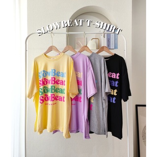 🍿 𝙎𝙡𝙤𝙬 𝘽𝙚𝙖𝙩 𝙏-𝙨𝙝𝙞𝙧𝙩 | เสื้อยืดโอเวอร์ไซส์ สกรีนลาย ผ้าคอตตอนใส่สบาย ด้านข้างผ่ายาว
