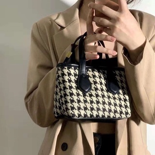 Waah mini bag ทรงกระปุ้กลุ้ก ได้ทั้งถือและสะพายเลยสำหรับรุ่นนี้ ความน่ารักเกินต้าน