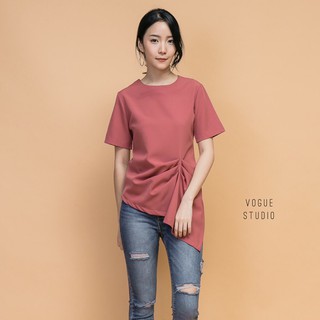เสื้อคอกลมแขนสั้น แต่งจับจีบย่น ตรงปลายเสื้อเฉียงเก๋ๆ มีซิปยาวด้านหลัง