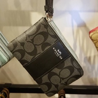 พร้อมส่ง แท้ 🇺🇸💯% New Coach คล้องมือ 1 ซิป S CORNER ZIP WRISTLET