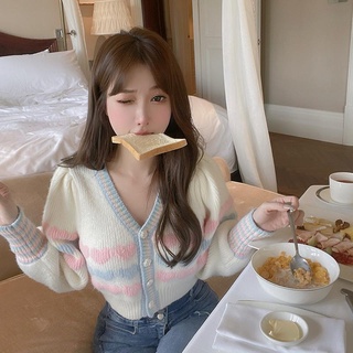 Sister Xiaoyu Cheese Sweetheart 2021 ใหม่เสื้อสเวตเตอร์ถักสั้นหญิงรักเสื้อคอวีดอกไม้หัวเข็มขัด