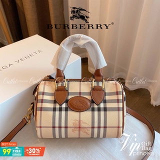 B.URBERRY MINI PILLOW VINTAGE BAG Limited Edition วัสดุหนังPVC หนังนิ่ม เปิดปิดด้วยซิปยาวที่จับหนังภายในมีช่องใส่ของโล่ง