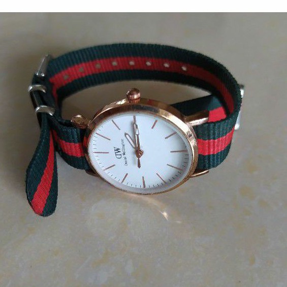 นาฬิกาแบรนด์เนมDaniel Wellingtonตัวเรือนสี pink gold หน้าปัดสีขาว สายผ้าของแท้มือสอง