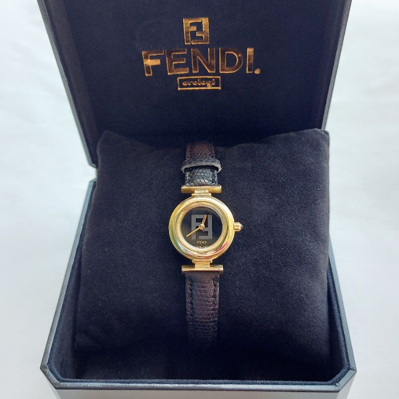นาฬิกาข้อมือผู้หญิง Fendi พร้อมกล่องแท้💓 นาฬิกามือสอง