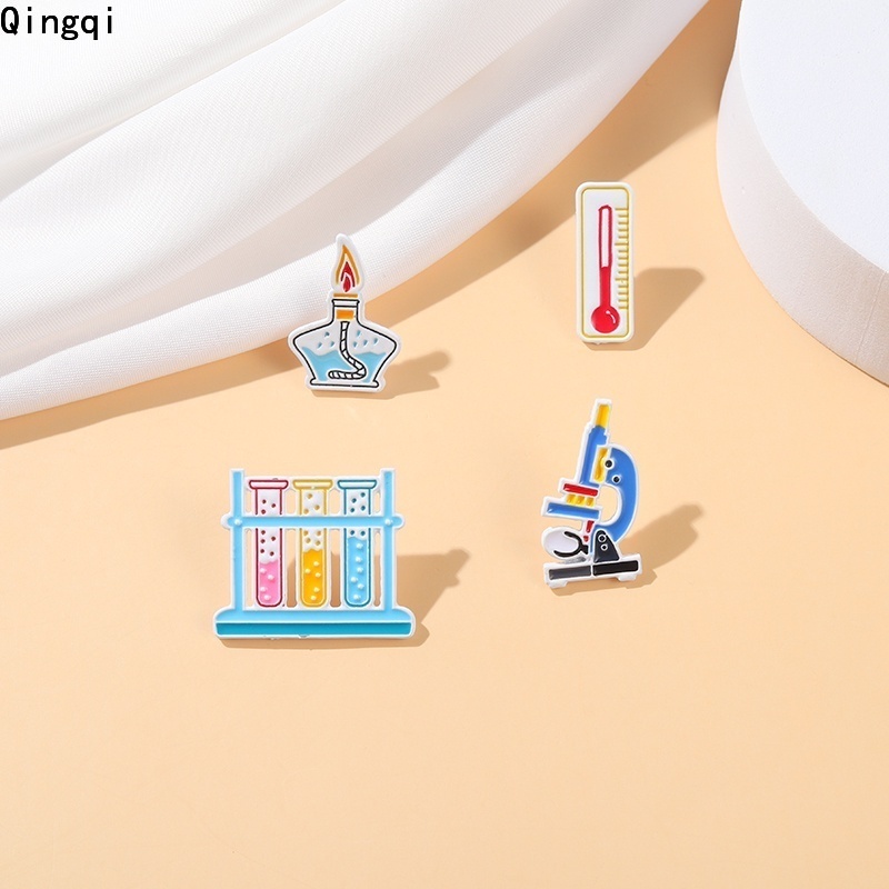เข็มกลัดการ์ตูนเคมี Pins เคลือบกล้องจุลทรรศน์เครื่องวัดอุณหภูมิตกแต่งกระเป๋าเป้สะพายหลัง