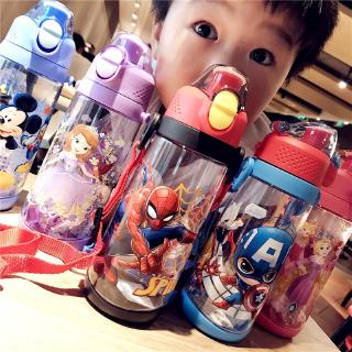ขวดน้ำพลาสติกไทรทัน ลายการ์ตูน Disney แบบมีปุ่มกดหลอด พร้อมสายคล้องคอ 600 มล. สำหรับเด็ก
