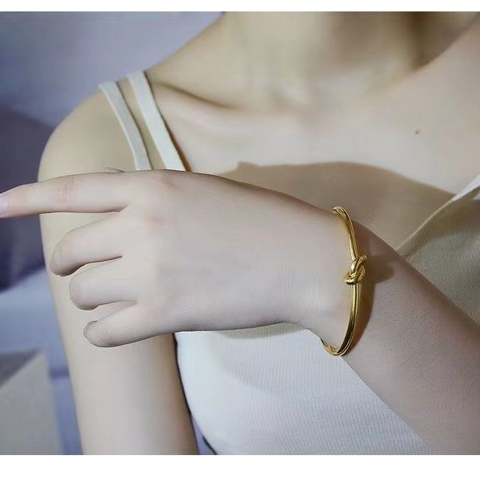 สร้อยข้อมือสแตนเลสลายผูกปมหรูหราระดับไฮเอนด์แฟชั่นอารมณ์ฝรั่งเศสเหล็กไทเทเนียมที่เรียบง่ายที่ไม่ใช่