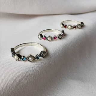 Grace Minimal Ring แหวนวันเกิด​ แหวนมินิมอล​ ทับทิม​ สลับมุก,  ลอนดอนบลูโทพาส​ สลับมุก