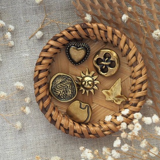 กระดุมโลหะสีทองเหลือง มีลายและขนาดเข้าชุด (แพ็คละ 3 เม็ด)