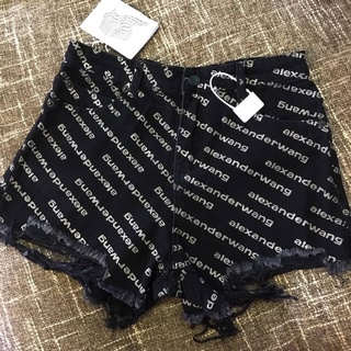 กางเกงยีนส์ขาสั้น Wang Short For women  พร้อมส่งคะ สาวๆใส่แล้วต้องชอบ ผ้าดีมาก สีดำ Size S / M / L