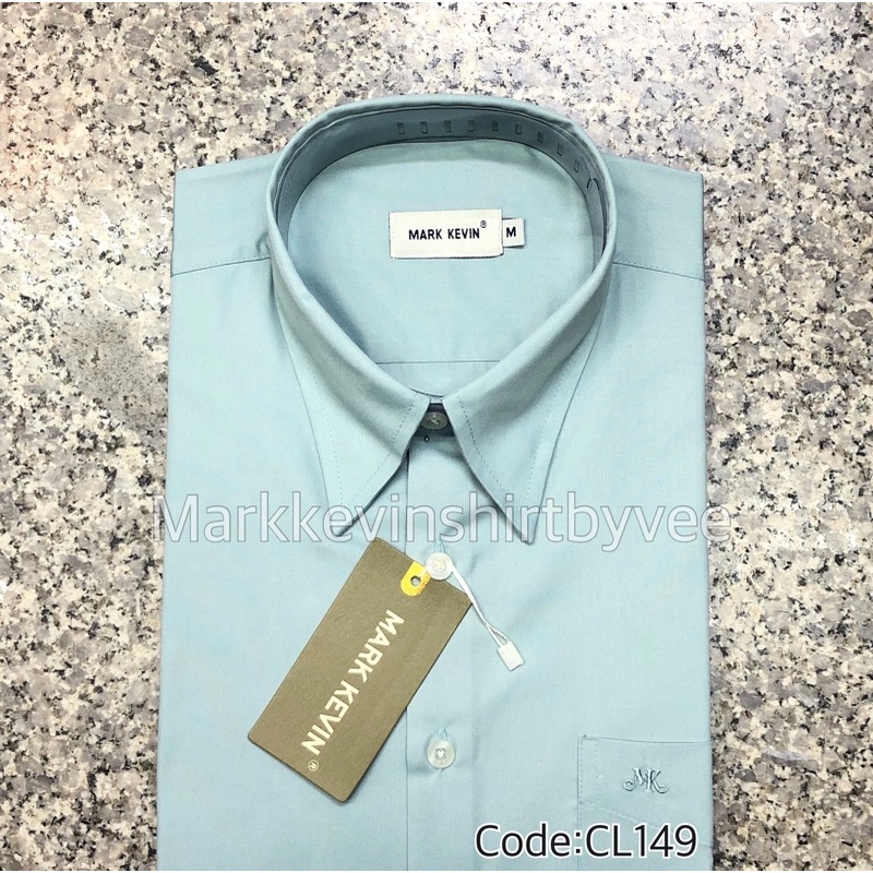 เสื้อเชิ้ตสีเขียวอ่อน มีกระดุมปกด้านใน แขนยาวนะคะ