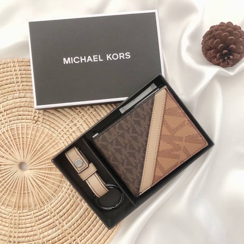 ✨ผ่อน0%แท้100%✨  SET กระเป๋าสตางค์ชาย 2 พับ สีน้ำตาล พร้อมพวงกุญแจ 36U1LGFF1J Michael Kors