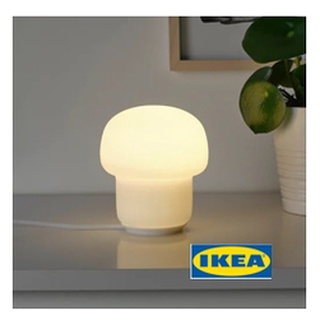 IKEA TOKABO  โคมไฟตั้งโต๊ะ เป็นแก้ว แก้วฝ้า ทันสมัย เหมาะสำหรับแต่งห้องแบบมินิมอล แสงสีอบอุ่น