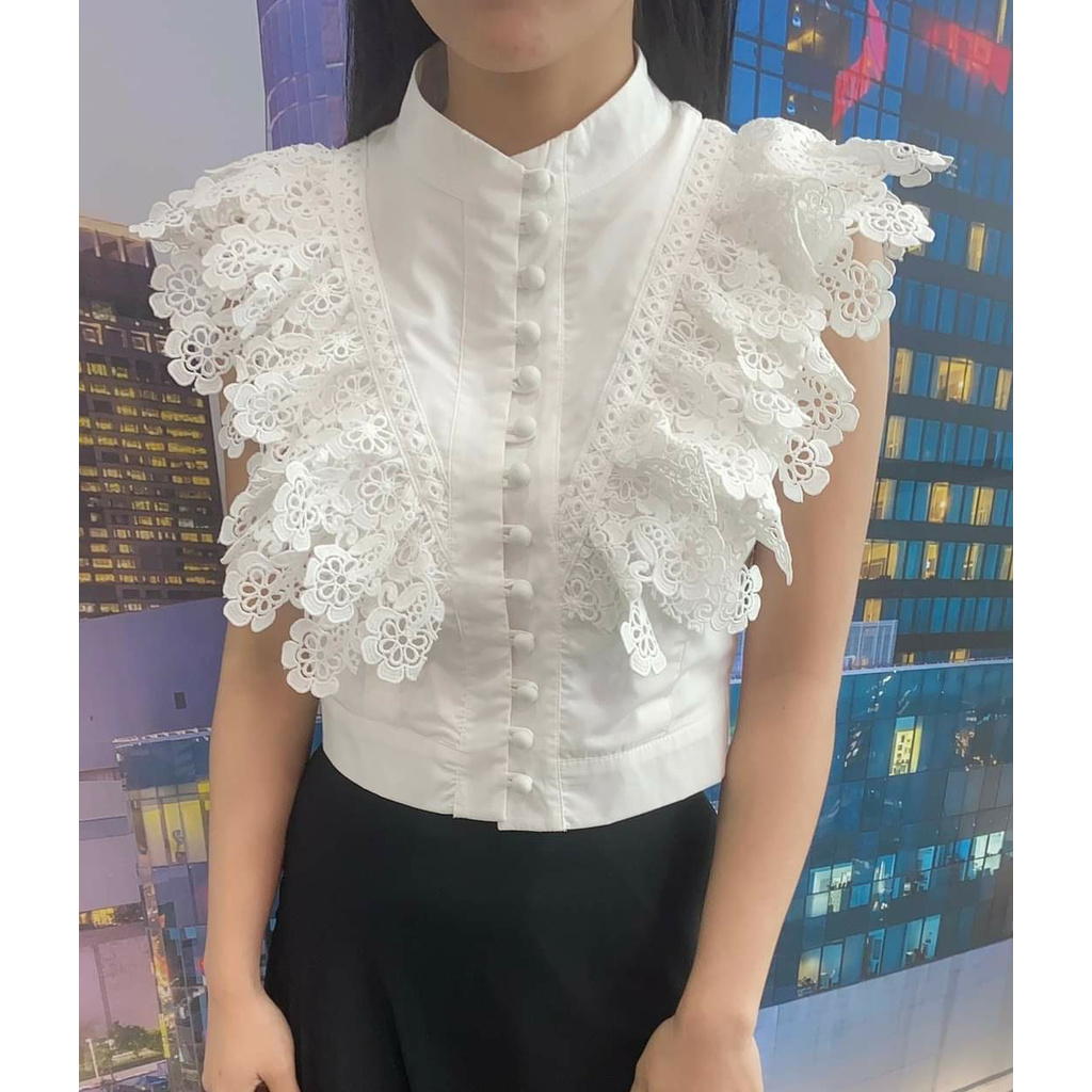 [โค้ดJULY77ลด 40% สูงสุด 80บาท] เสื้อแขนกุดแต่งระบายลูกไม้ชั้นๆหน้า/หลังสวยงาม กระดุมหน้า