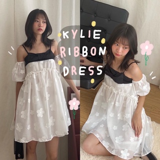 chuuchop_พร้อมส่ง(C7809)✨👛🪄Kylie ribbon dress ชุดเดรสสั้นสายเดี่ยวสีขาว ผ้าปักลายดอกไม้ แต่งโบว์ดำ