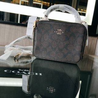 NEW COACH  BOX CROSSBODY IN SIGNATURE CANVAS  มี 2 ซิป ทรงกล่อง สายยาวถอดได้