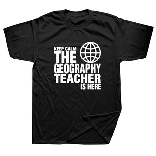 เสื้อยืดผ้าฝ้ายพรีเมี่ยม เสื้อยืดคอกลม แขนสั้น พิมพ์ลาย Keep Calm The Geography Teacher Is Here สไตล์ฮาราจูกุ สําหรับผู้