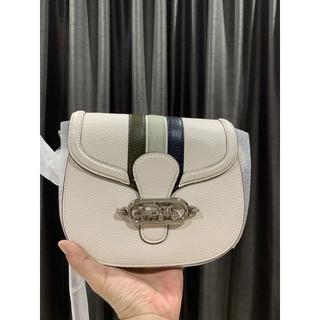 เจ JADE SADDLE BAG WITH VARSITY STRIPE (COACH 1924) SV/CHALK PALE GREEN MULTI เจสสะพายข้าง รถม้า