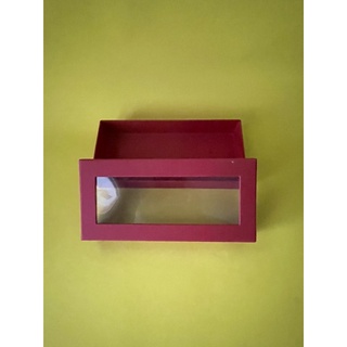 กล่องของขวัญสีแดง มีหน้าต่าง กล่องแข็ง ราคา 20 บาท
