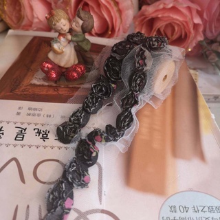 ผ้าลูกไม้ ลาย ดอกไม้ กุหลาบ แถว (สีเหลือบดำชมพู มีให้เลือกสองขนาด) ขนาดเล็กจิ๋ว กว้าง 2 cm