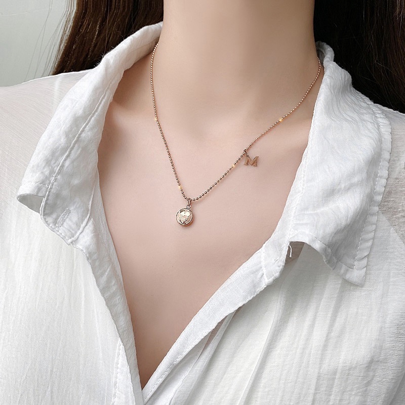 Simple M Letter การ์ตูนเมาส์จี้สร้อยคอสั้น 18K Rose Gold/Gold สั้น Clavicle Chain ins ออกแบบรู้สึก Cool สไตล์สร้อยคอ All-Match ไทเทเนียมเหล็ก Classy สร้อยคอ