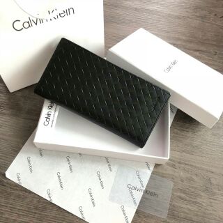 🎶🎐Calvin Klein Secretary with Interior Zipper🎐🎶
กระเป๋าสตางค์ใบยาว  ลายสานรอบใบ สีดำ