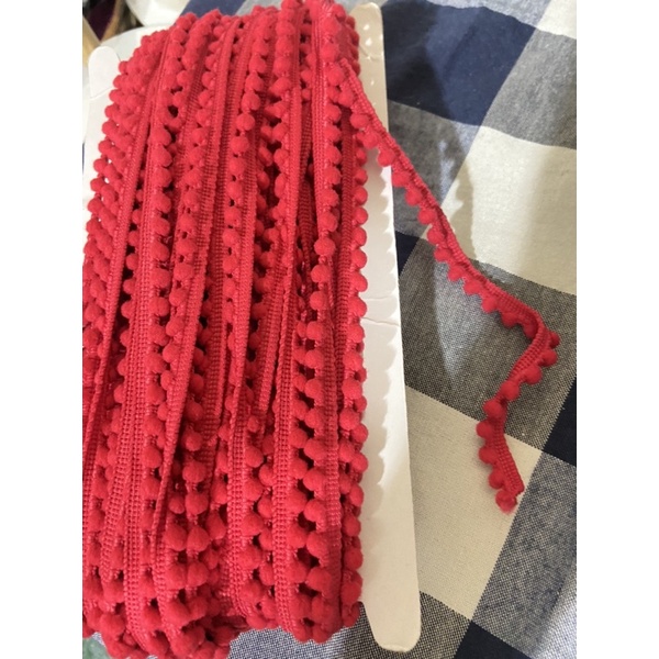 ปอมจิ้ว สีแดง 20หลา60฿