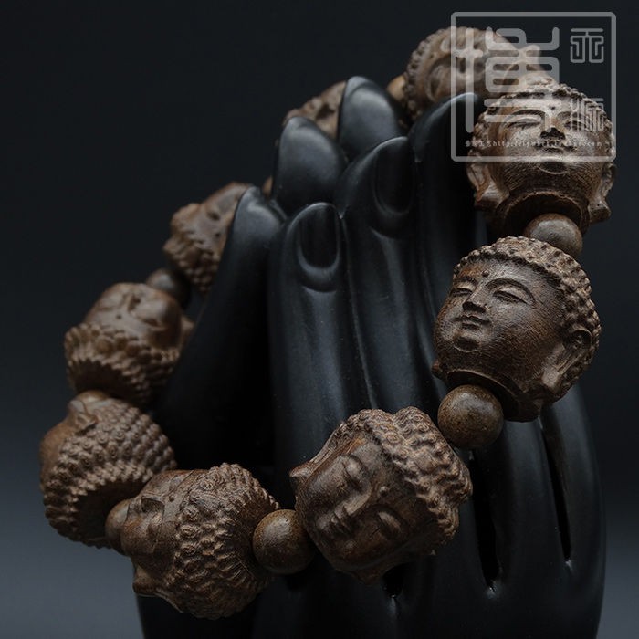 สร้อยข้อมือลูกปัดพุทธ กําไลไม้กฤษณาแกะด้วยพระอรหันต์สิบแปดองค์และพระกริ่งสี่หน้า สําหรับผู้ชายและผู้หญิง