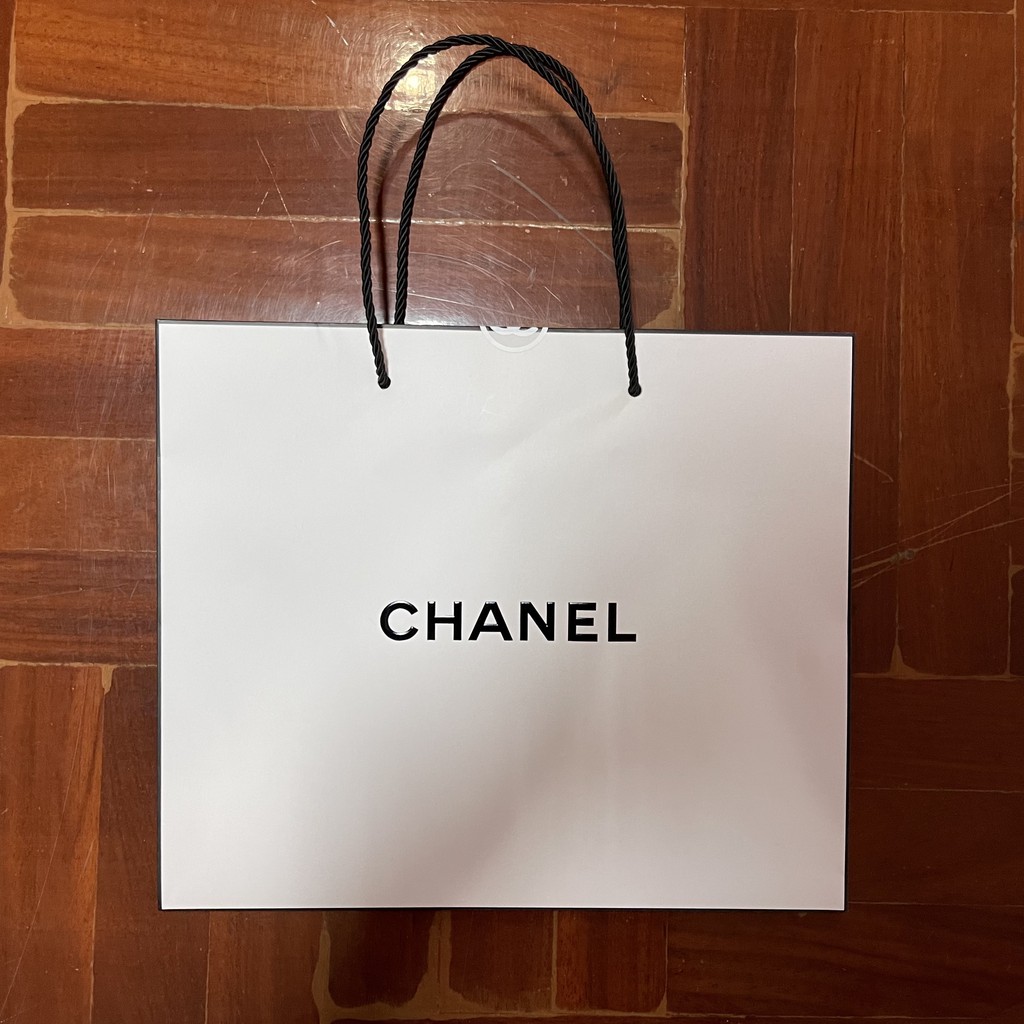 ถุงกระดาษ แบรนด์เนม Chanel ของแท้ พร้อมส่ง (สูง 25 cm, กว้าง 29 cm และลึก 12.5 cm)