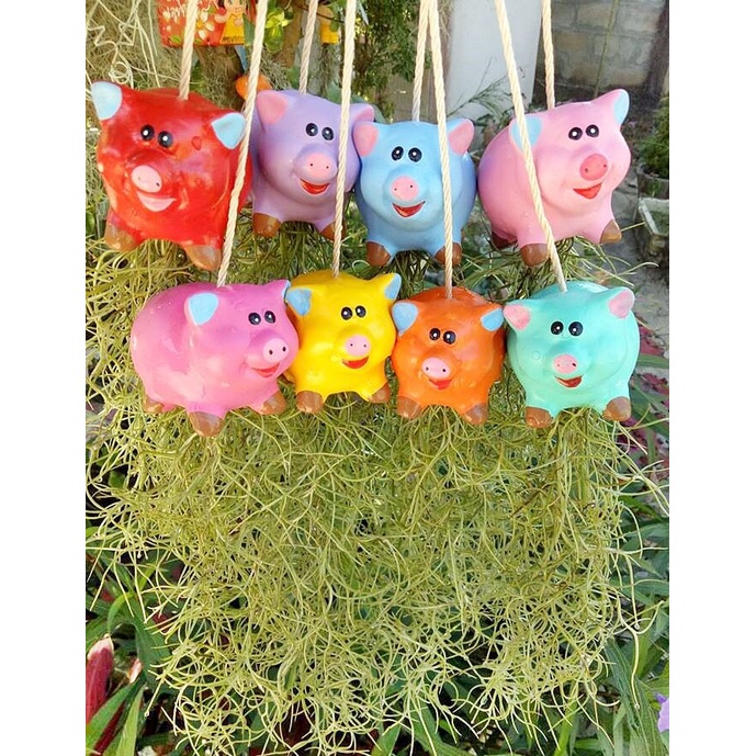 (พร้อมเชือกห้อย) ตุ๊กตาเซรามิค ตุ๊กตาห้อยเคราฤาษี หมู คละสี จำนวน 1 ชิ้น (ไม่มีต้นไม้)
