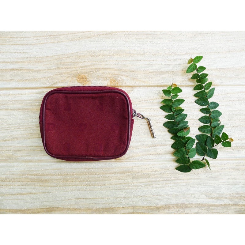 กระเป๋าใส่เหรียญวินเทจ แบรนด์ Pierre Cardin มือสองจากตู้ญี่ปุ่น เป็นผ้าทอลาย โลโก้ ของ แบรนด์ สีแดงเลือดหมู