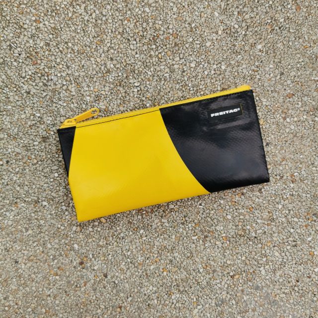 🟡⚫กระเป๋าใส่ของ Freitag
รุ่น F06 SERENA ผ้าใบสีเหลือง สกรีนสีดำ ซิปสีเหลือง มือ 1⚫🟡