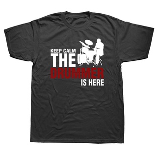 เสื้อยืดผ้าฝ้ายพรีเมี่ยม เสื้อยืดแขนสั้น ผ้าฝ้าย พิมพ์ลายกราฟฟิค Keep Calm The Drummer Is Here สไตล์ฮิปฮอป สําหรับผู้ชาย