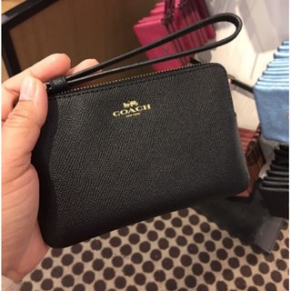 พร้อมส่ง แท้ 🇺🇸💯% New Coach กระเป๋า คล้องมือ 1 ซิป S รุ่น CORNER ZIP WRISTLET IN CROSSGRA F58032 IMITATION-GOLD/BLACK