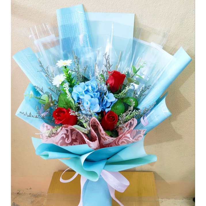 ช่อดอกไม้โทนสีฟ้าพร้อมซองใส่ธนบัตร 20 ใบ