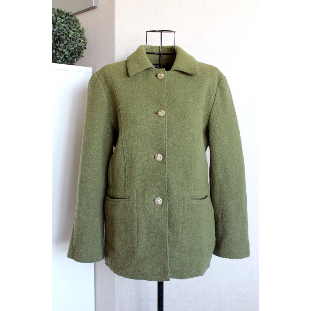 เสื้อโค้ทสั้นคอปก แบรนด์เกาหลี  sung eui สีเขียวมะกอก ผ้าวูลหนาใส่กันหนาวได้ อก 40 มีตำหนิ