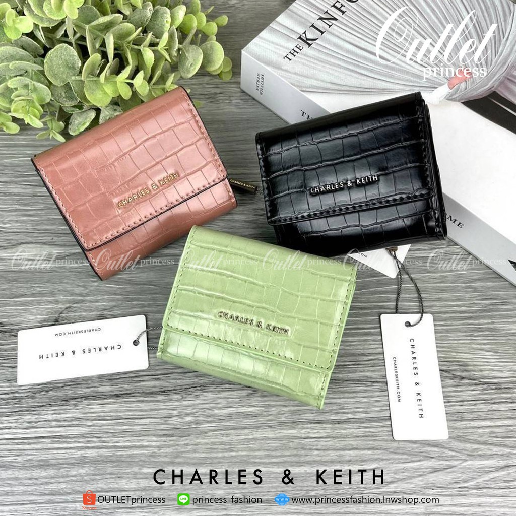 Charles & Keith Croc-Effect Short Wallet กระเป๋าเงิน 3 พับใบสั้น จุของได้ครบ! วัสดุพิมพ์ลายจรเข้