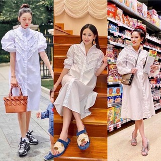 เดรสสีขาวแขนยาว​กระดุมหน้า​ คอตั้งนิดๆ​ แต่งระบายชั้นๆช่วงอก​  ใส่เที่ยวชิคๆชิวๆ