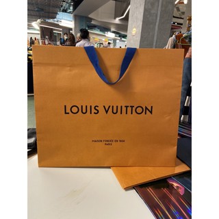 ถุงกระดาษ Louis Vuitton size 19*16*9นิ้ว สภาพ 90%   แท้100%