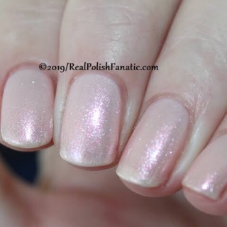 opi throw me a kiss สีชมพูอ่อนมีชิมเมอร์วิ้งๆ ทาเดี่ยวทาทับ น่ารักสุดๆ