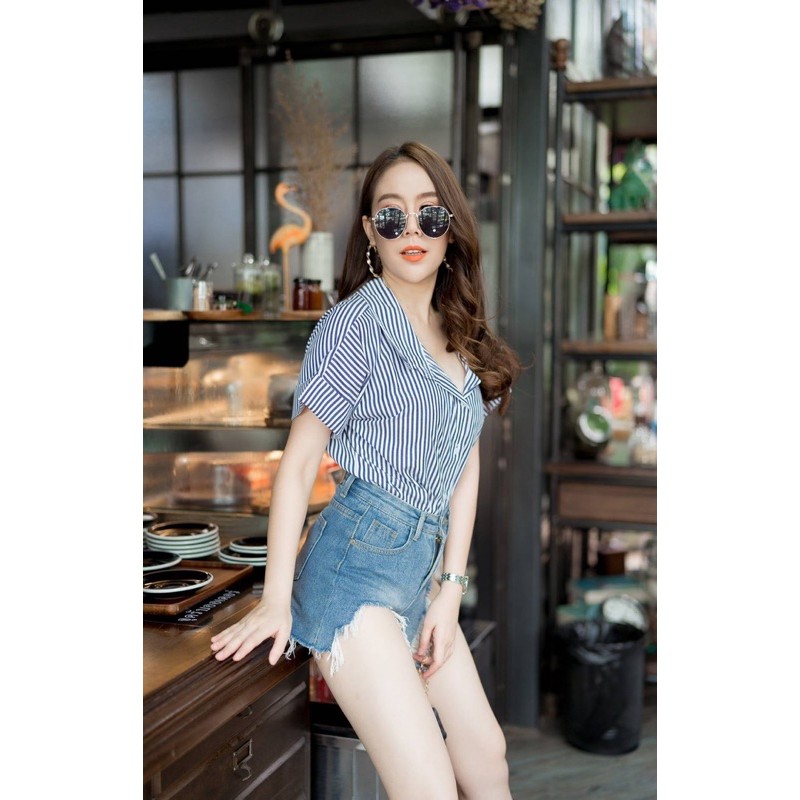 1อต2703 เสื้อลายริ้ว แขนเบิ้ล ทรงคอปก มีกระดุมหน้าถอดได้ แต่งกระดุมหลัง 2 เม็ด งานสวย ขายดี ราคาถูก ติดไปได้เลยค่ะ