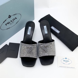 PRADA SYNTHETIC MEDUSA MUSIC SANDALS IN CRYSTAL BLACK รองเท้าส้นสูง แบรนด์ปราด้า ประดับกลิตเตอร์สีเงิน สามเหลี่ยมโลโก้