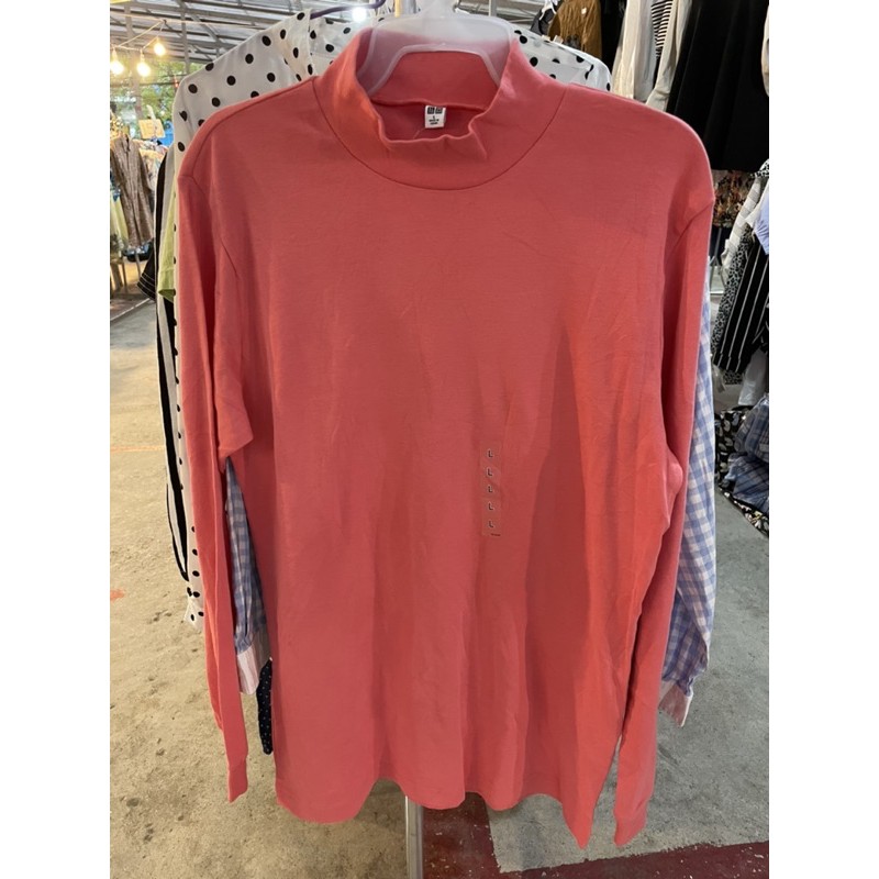 เสื้อแบรนด์ มือสอง Uniqlo  สีชมพูหวานละมุน คอเต่า แขนยาว ใส่ได้ทั้งหญิงและชาย สภาพนางฟ้า