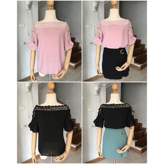 เสื้อแฟชั่นผู้หญิง เสื้อเปิดไหล่  แต่งด้วยลูกไม้ พร้อมส่ง